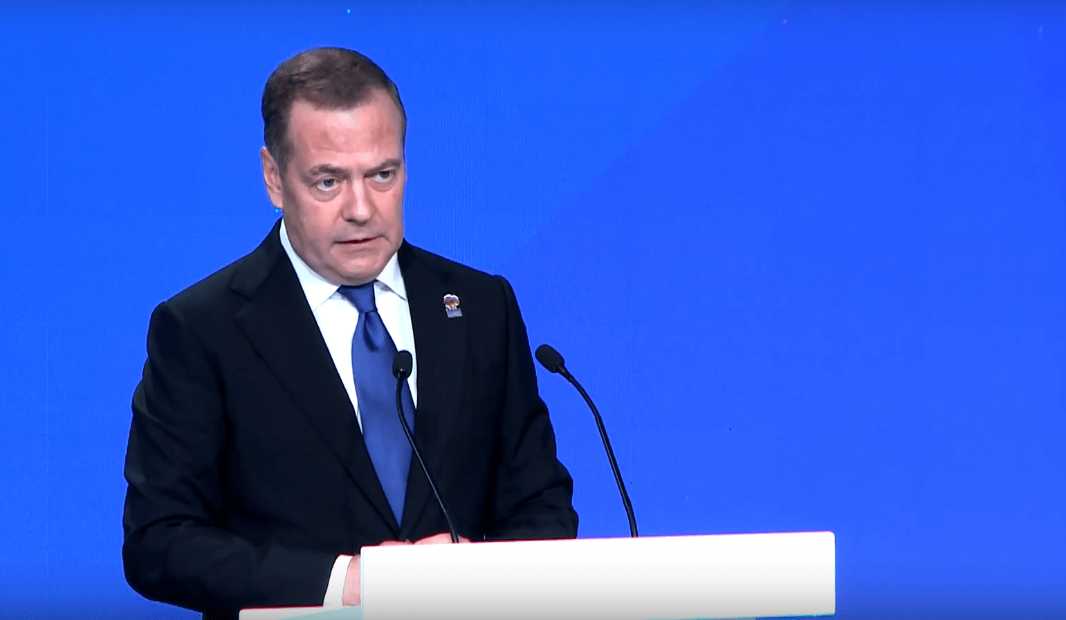 Медведев: буферная зона на Украине может быстро перестать быть буферной