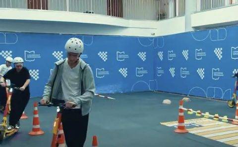 Для столичных школьников организуют ежегодные уроки езды на электросамокатах