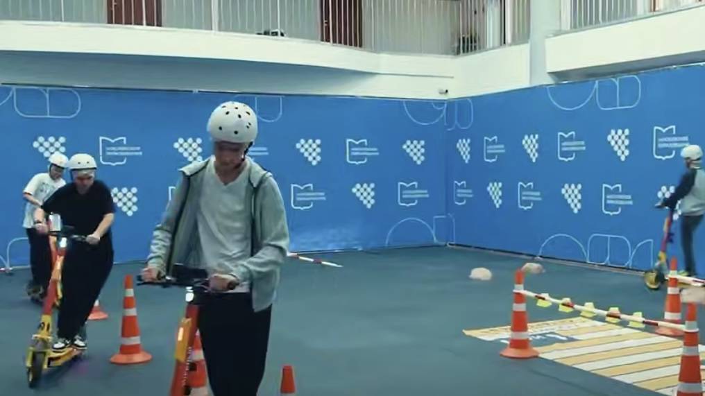 Для столичных школьников организуют ежегодные уроки езды на электросамокатах