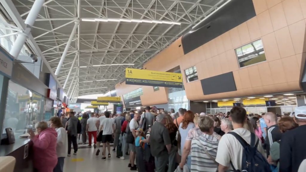 Аэропорты трёх городов России приостановили работу из-за ограничений