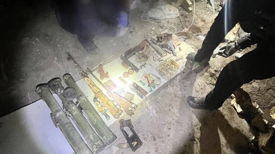 Полиция Петербурга опубликовала фото оружейного схрона из подвала гостиницы