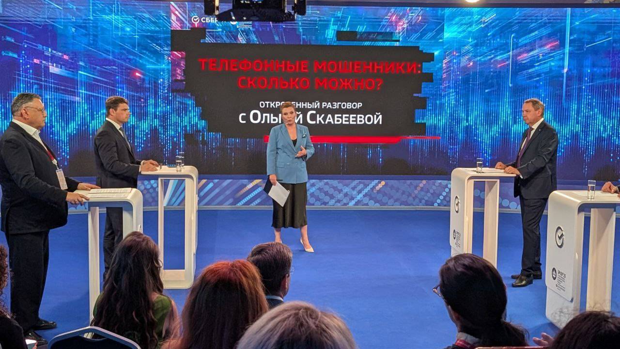 Мошенники попытались обмануть сотрудника «Сенсаций.Нет» во время сессии на ПМЭФ