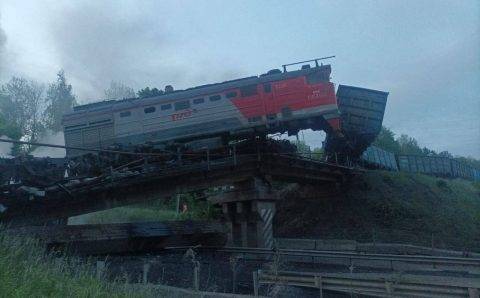 В Курской области перекрыта автодорога после крушения поезда и ж/д моста
