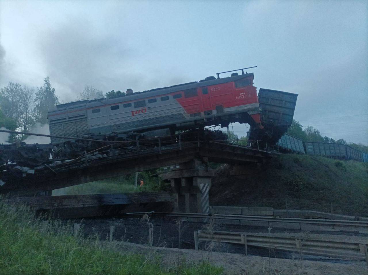 В Курской области перекрыта автодорога после крушения поезда и ж/д моста