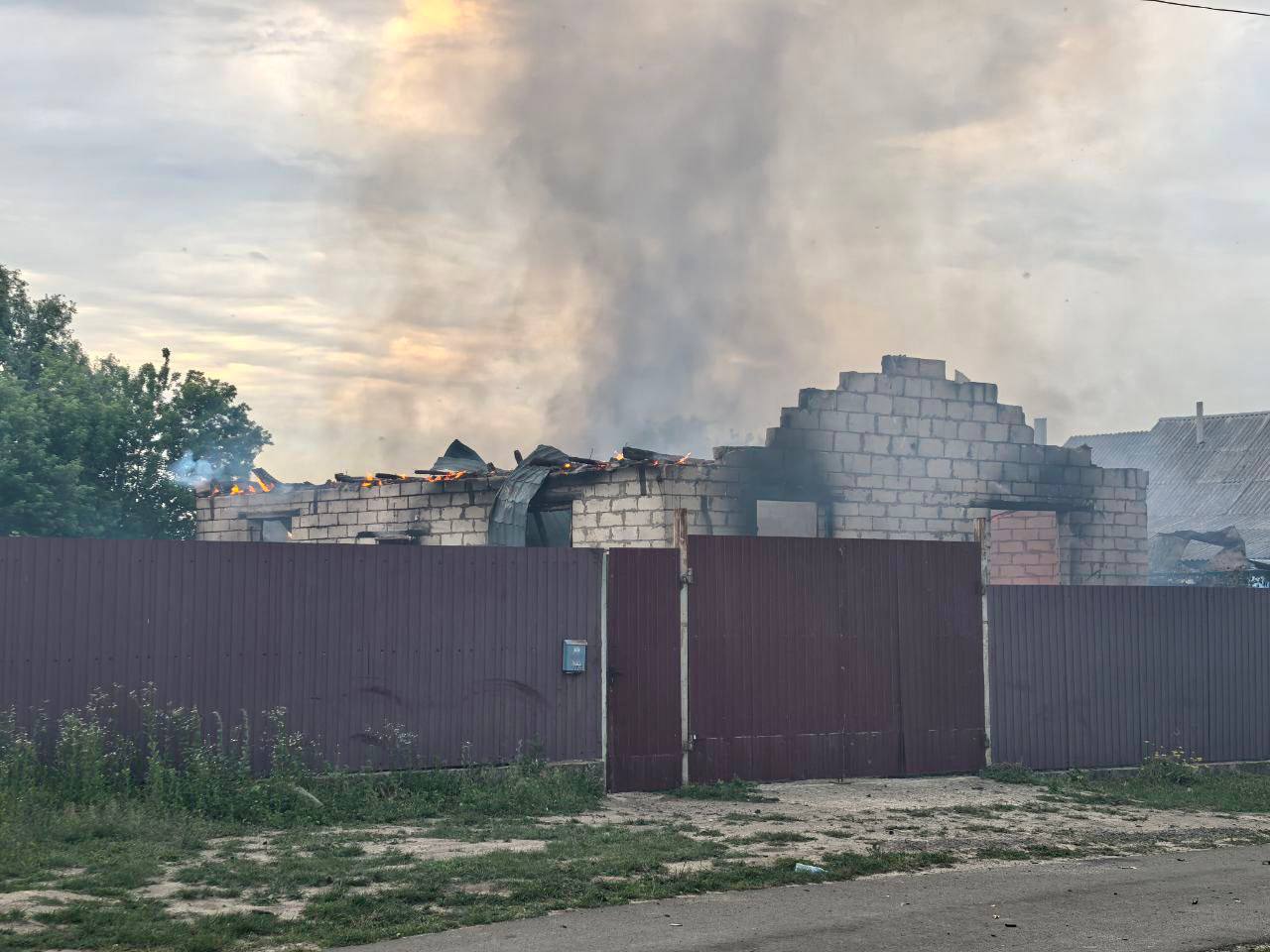 В Курской области сгорел дом после обстрела Рыльска