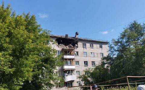 Четыре человека пострадали в Серове при взрыве на верхнем этаже пятиэтажки