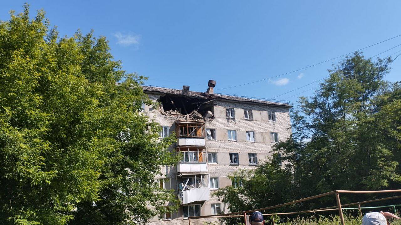 Четыре человека пострадали в Серове при взрыве на верхнем этаже пятиэтажки