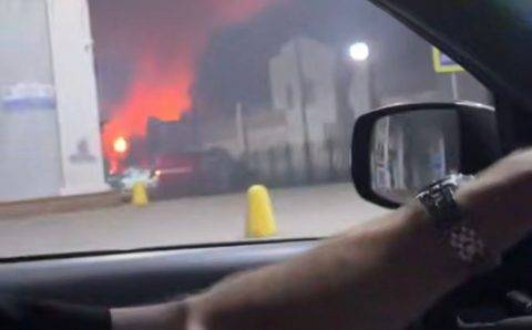 После мощных взрывов в центре Донецка загорелся рынок