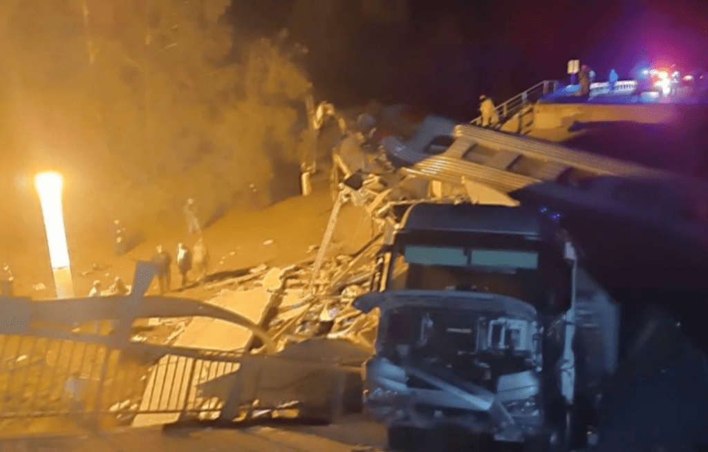 Богомаз заявил о семи погибших после ЧП с мостом и поездом