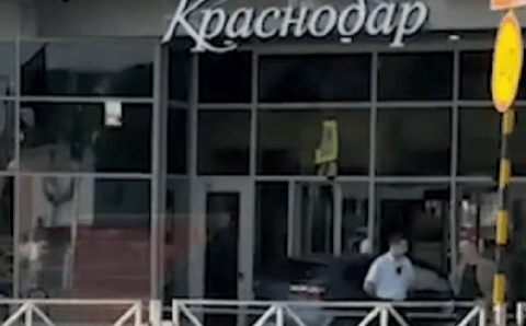 Иномарка протаранила ТЦ «Галерея» в Краснодаре, пострадали два человека