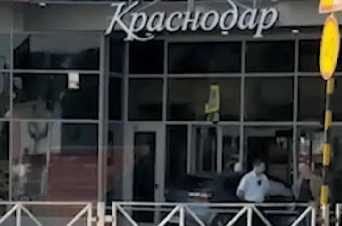 Иномарка протаранила ТЦ «Галерея» в Краснодаре, пострадали два человека