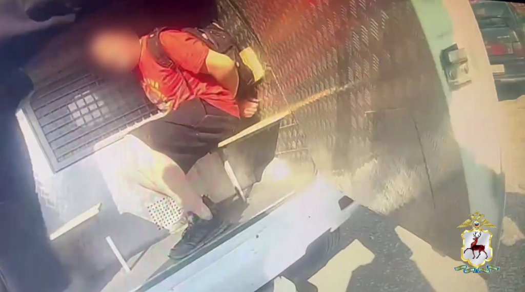 В Дзержинске мужчина напал на прохожего с бензопилой