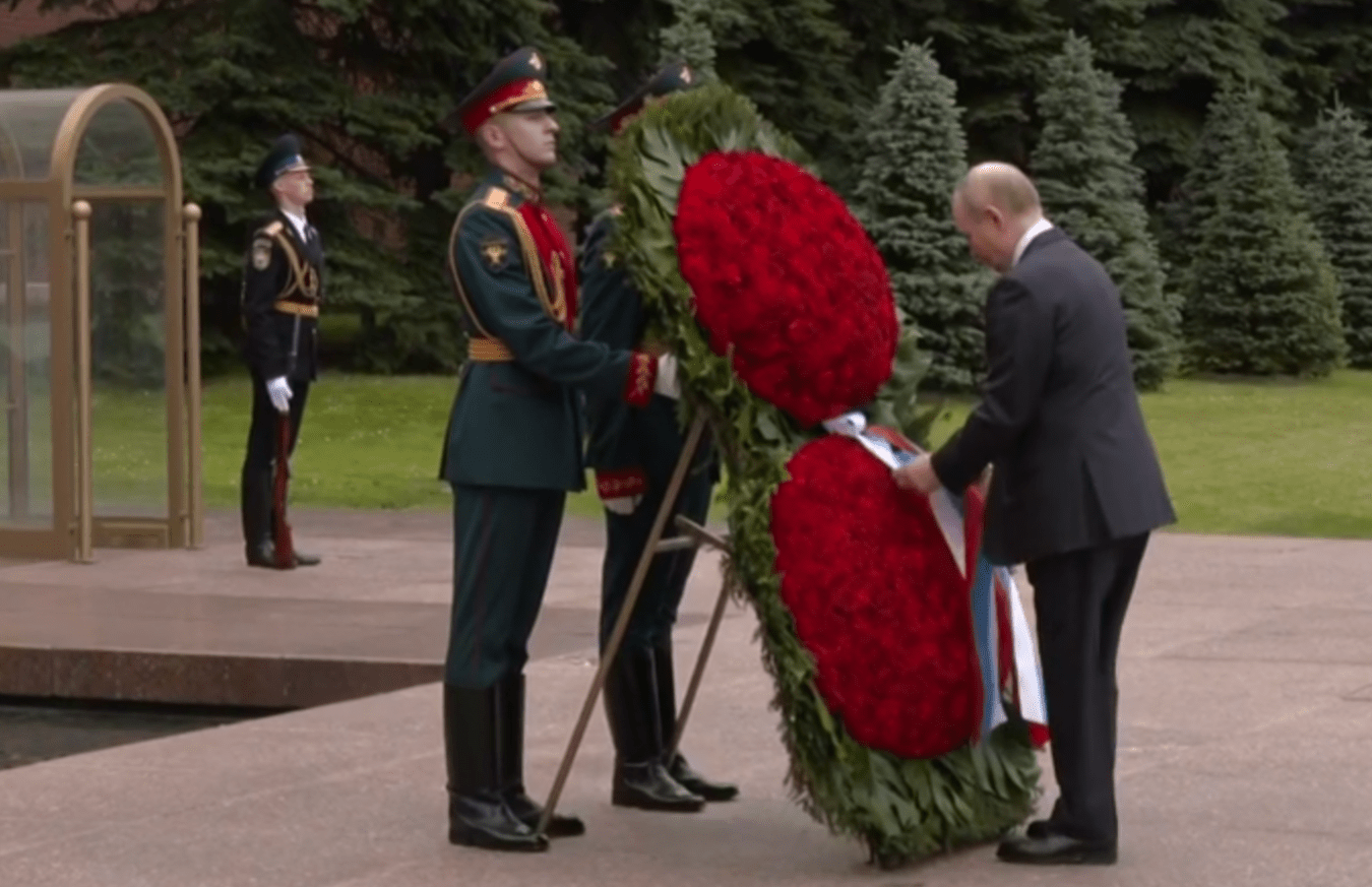 Трогательный жест Путина у Могилы Неизвестного Солдата попал на видео