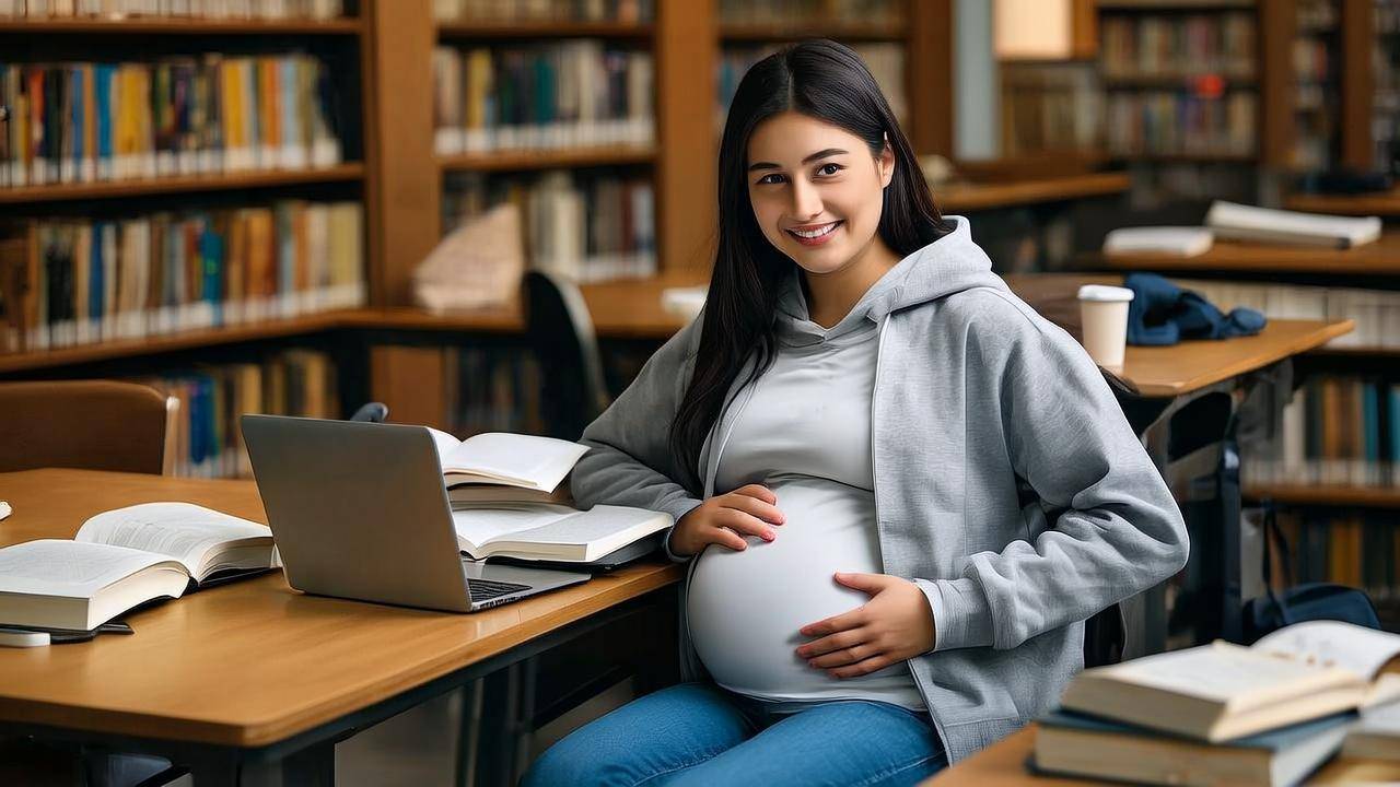 Пособия отвязали от стипендий — беременные студентки получат больше