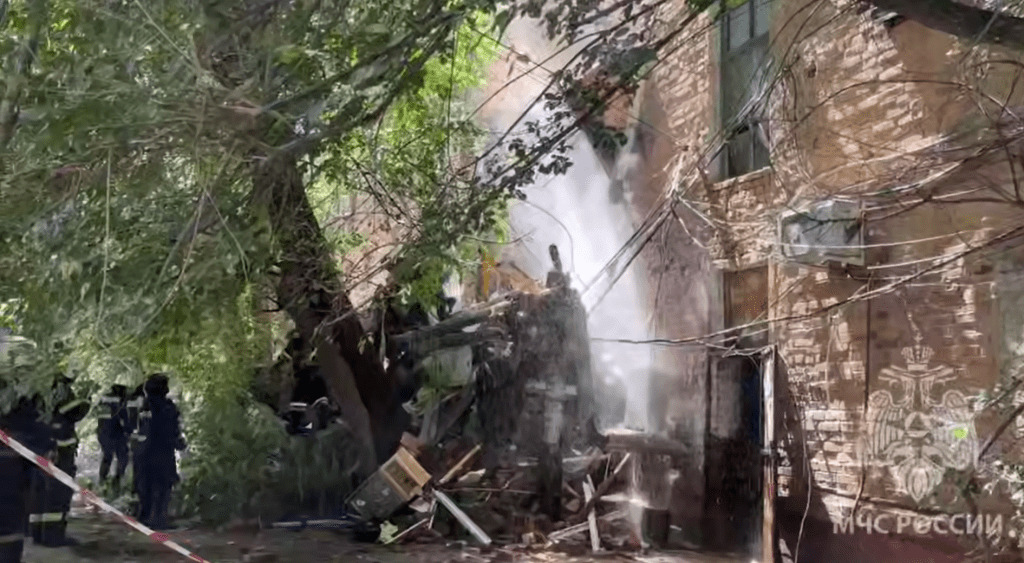 В Ленинском районе Астрахани обрушилась часть подъезда жилого дома