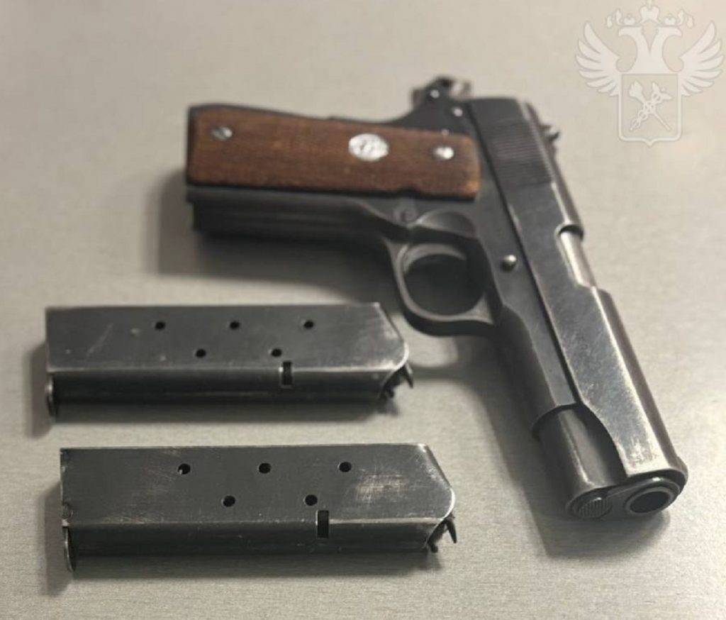 Во Внуково задержали американку с Кольтом и чеком на 138 тысяч долларов