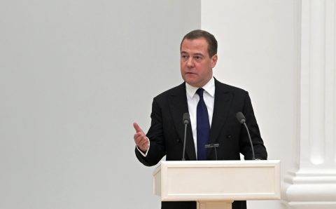 Медведев: ошибки Запада привели к тому, что Украину нужно избавлять от паразитов