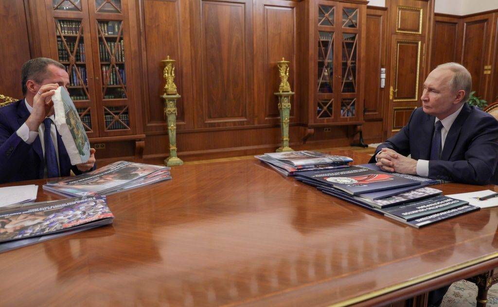 «Белгород не сдается»: Гладков показал Путину картину, написанную на обломке ракеты С-400