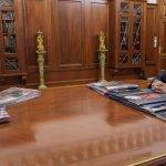 «Белгород не сдается»: Гладков показал Путину картину, написанную на обломке ракеты С-400