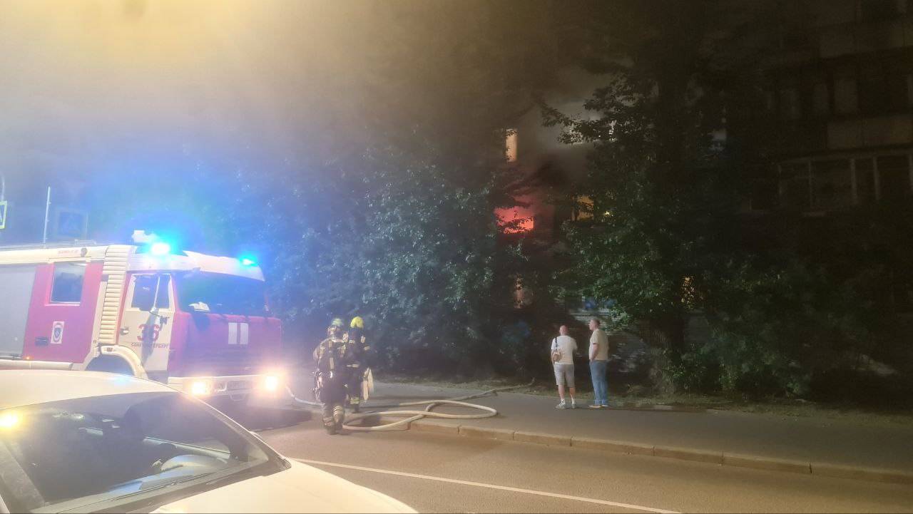Ночной пожар в Петербурге попал на видео
