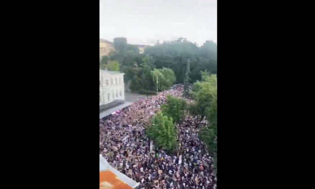 Масштабные протесты на Украине не утихают уже третий день