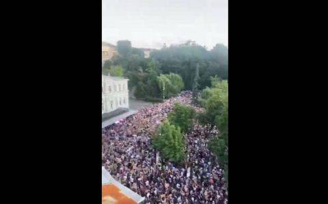 Масштабные протесты на Украине не утихают уже третий день
