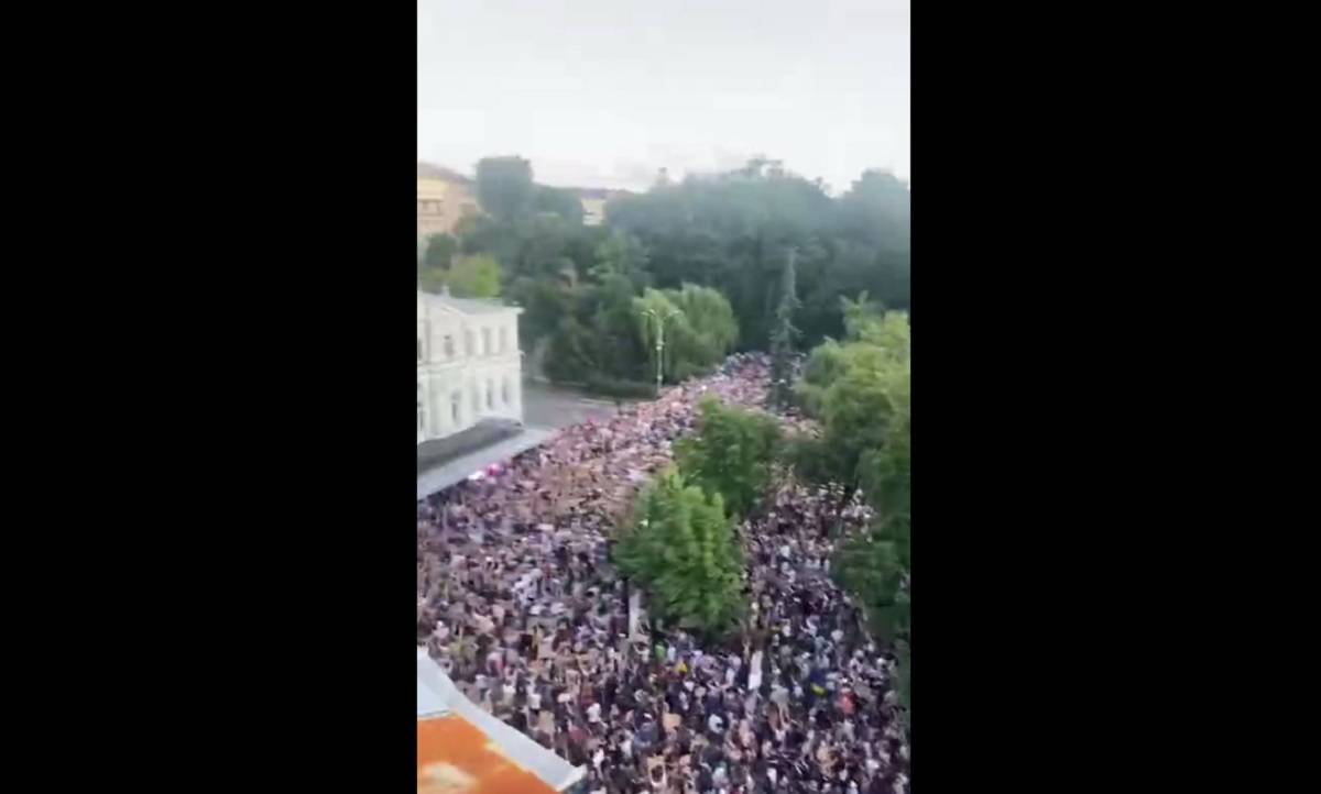 Масштабные протесты на Украине не утихают уже третий день