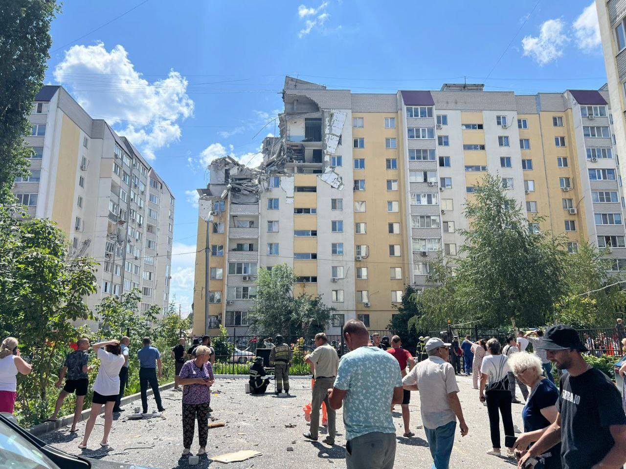 Взрыв уничтожил верхнюю половину саратовской 10-этажки, есть погибшие