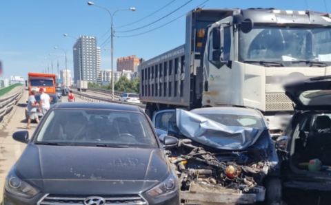Грузовик смял восемь машин в Люберцах