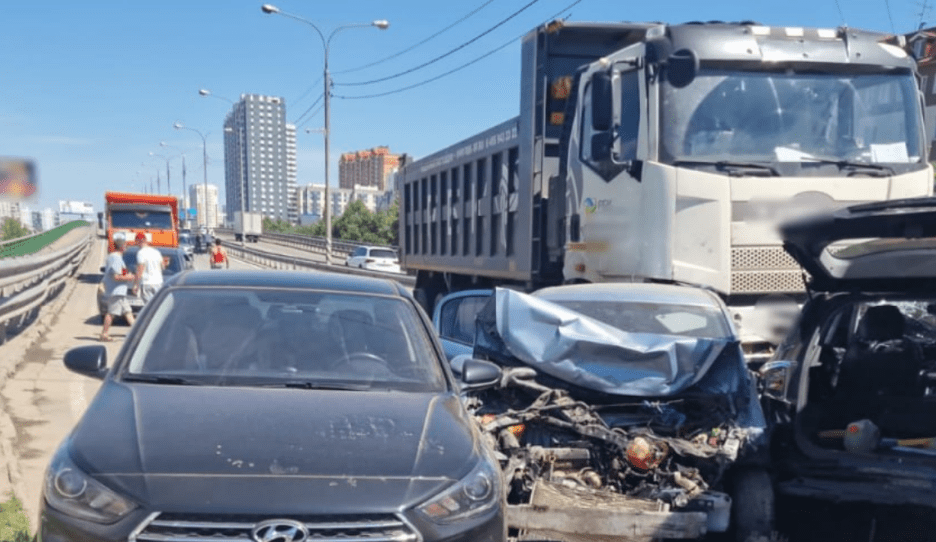 Грузовик смял восемь машин в Люберцах