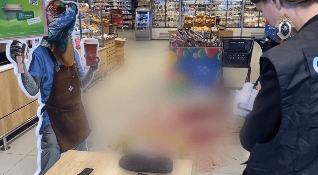 Посетитель ударил ножом охранника в магазине на Парнасе