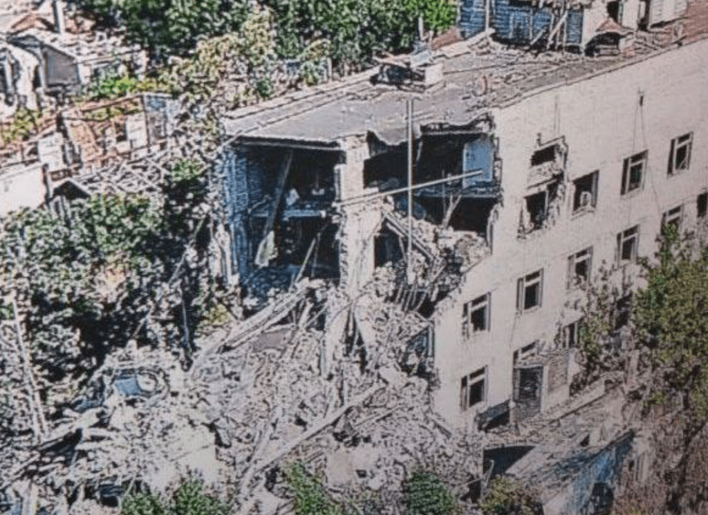 Авиабомбы разрушили жилую пятиэтажку в Алешках