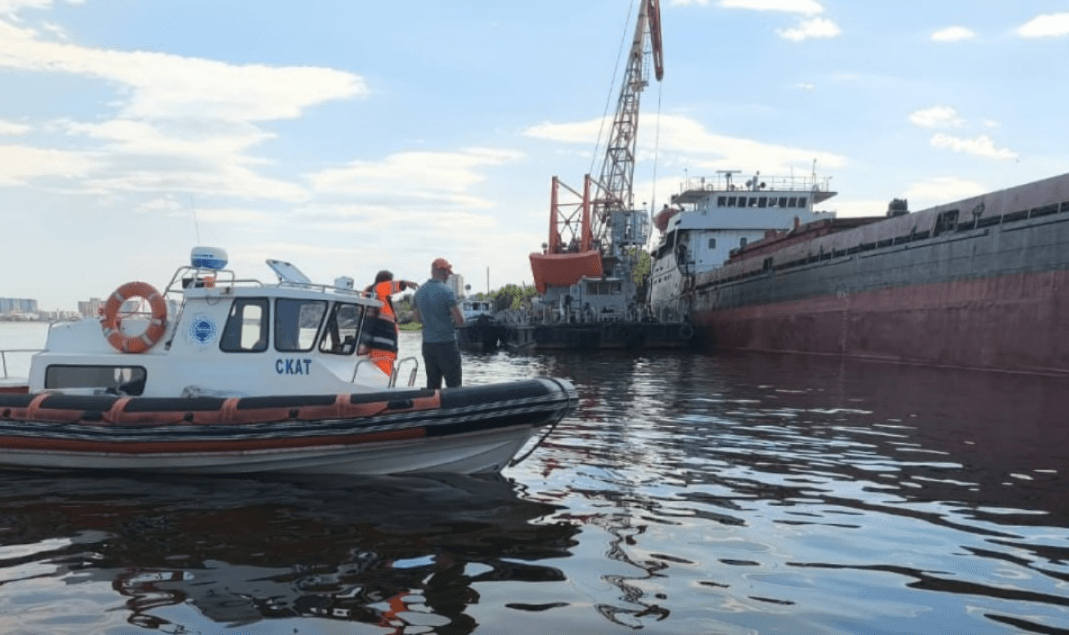 На Волге в Астрахани разлились нефтепродукты — загрязнено 4500 м² воды