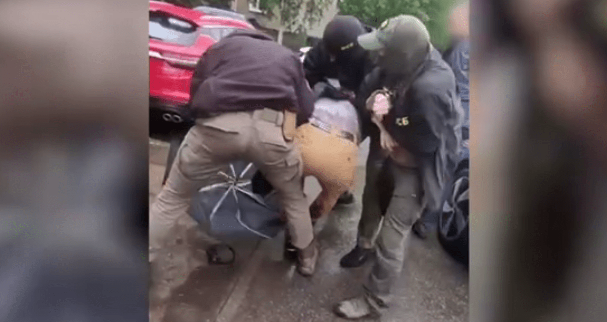«Ребята, что такое?!»: задержание шпиона ВСУ в Ленобласти попало на видео