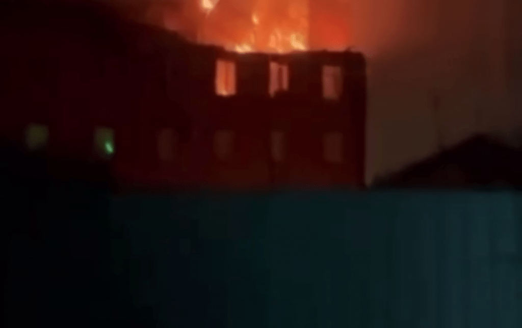 Обломки БПЛА подожгли крышу вокзала в Ростовской области