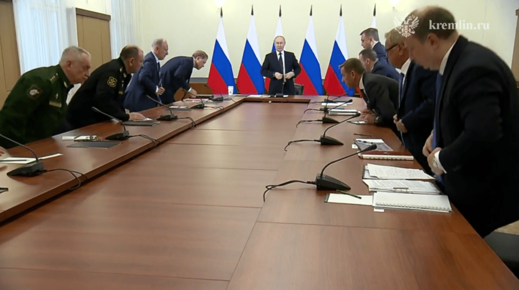 Путин начал совещание по подлодкам с минуты молчания