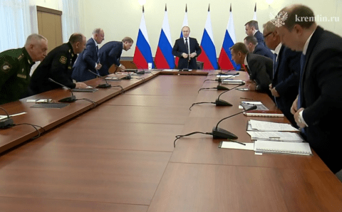 Путин начал совещание по подлодкам с минуты молчания