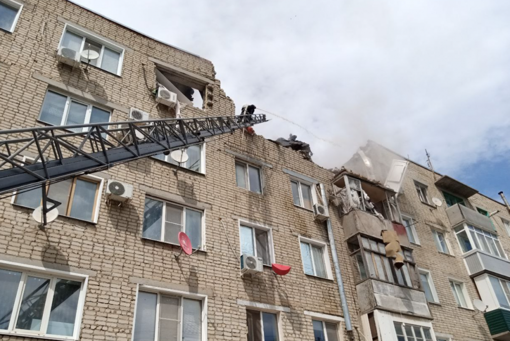 В Ершове при пожаре в многоэтажке обрушилась часть дома