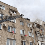 В Ершове при пожаре в многоэтажке обрушилась часть дома