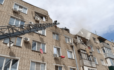 В Ершове при пожаре в многоэтажке обрушилась часть дома