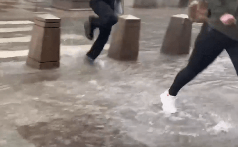 Ливень провоцирует пробки в Москве, горожан просят пересесть на метро