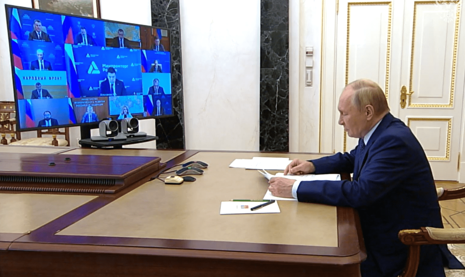Путин первым делом на совещании передал привет от Мишустина