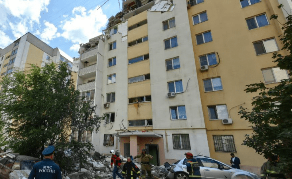 В Саратове после взрыва в 10-этажке ввели режим ЧС