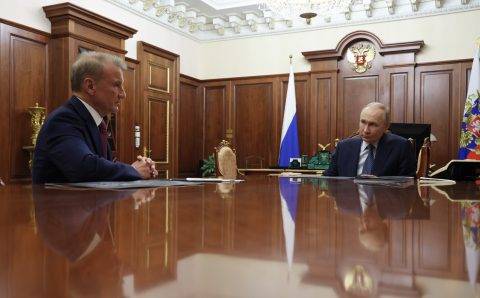Греф рассказал Путину о рекордной прибыли Сбера, оплате улыбкой и «ГигаЧате»