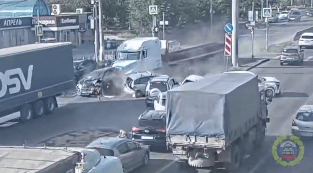 В советском районе Волгограда столкнулись фура и 7 легковушек