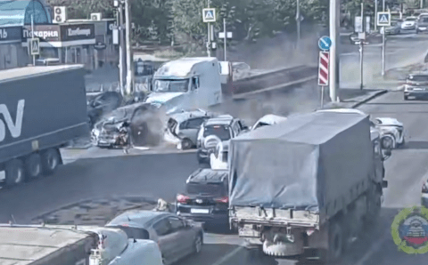В советском районе Волгограда столкнулись фура и 7 легковушек