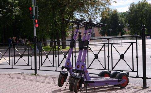 Дронов поручил разобраться с прокатными самокатами из-за сотен жалоб и ДТП