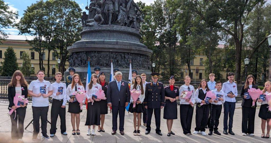 Дронов выдал первые паспорта юным новгородцам после речи в честь Дня флага