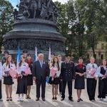 Дронов выдал первые паспорта юным новгородцам после речи в честь Дня флага