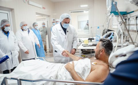 «Уже улыбается». Хинштейн навестил подорвавшегося на «лепестке» оператора ВГТРК